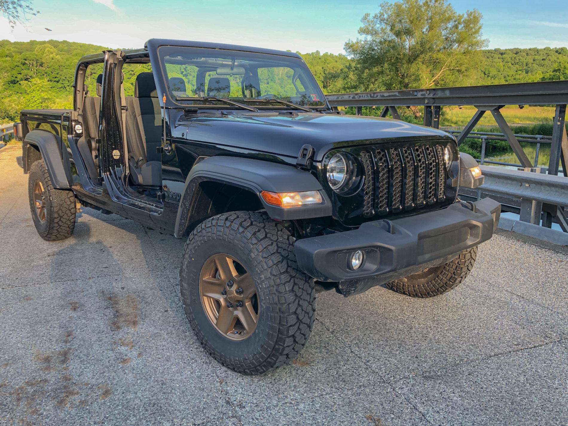 Jeep Gladiator Black and gold gladiator C6B56D2F-9E7D-4889-9A58-0CB3F260C773