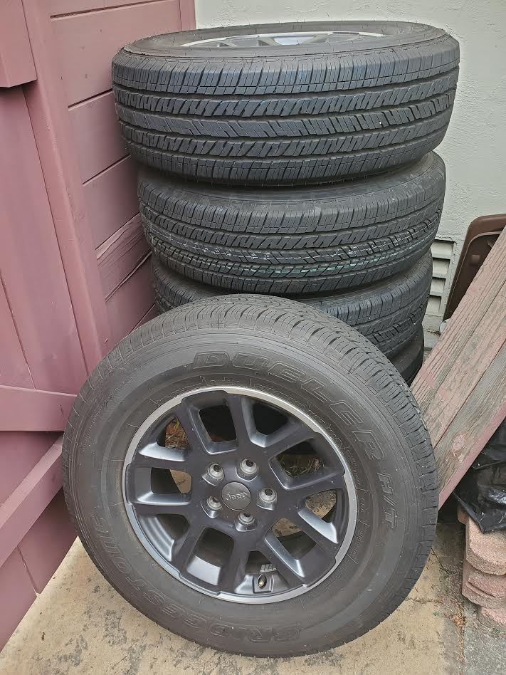 Jeep Gladiator Overland tires and wheels 1