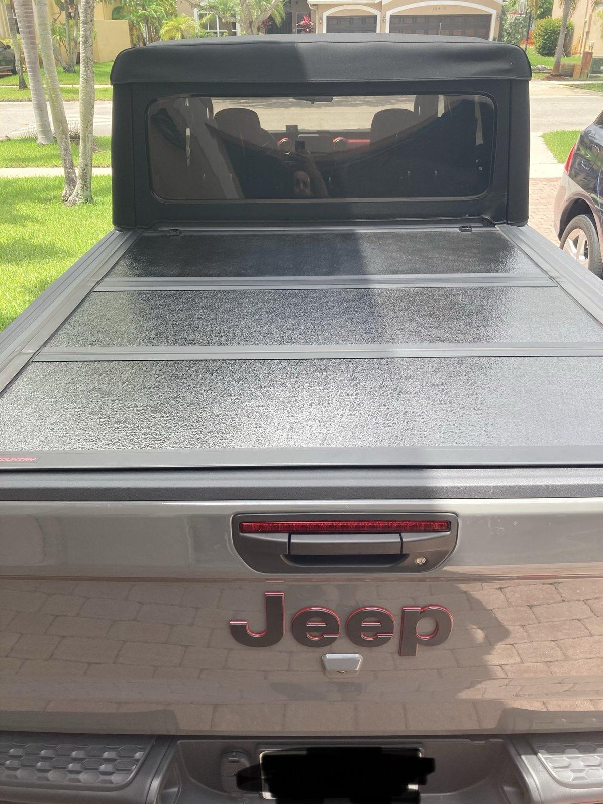 Jeep Gladiator Rough country hard bed cover. 98BCEE0E-21FC-481B-80C3-DA134469C5E7