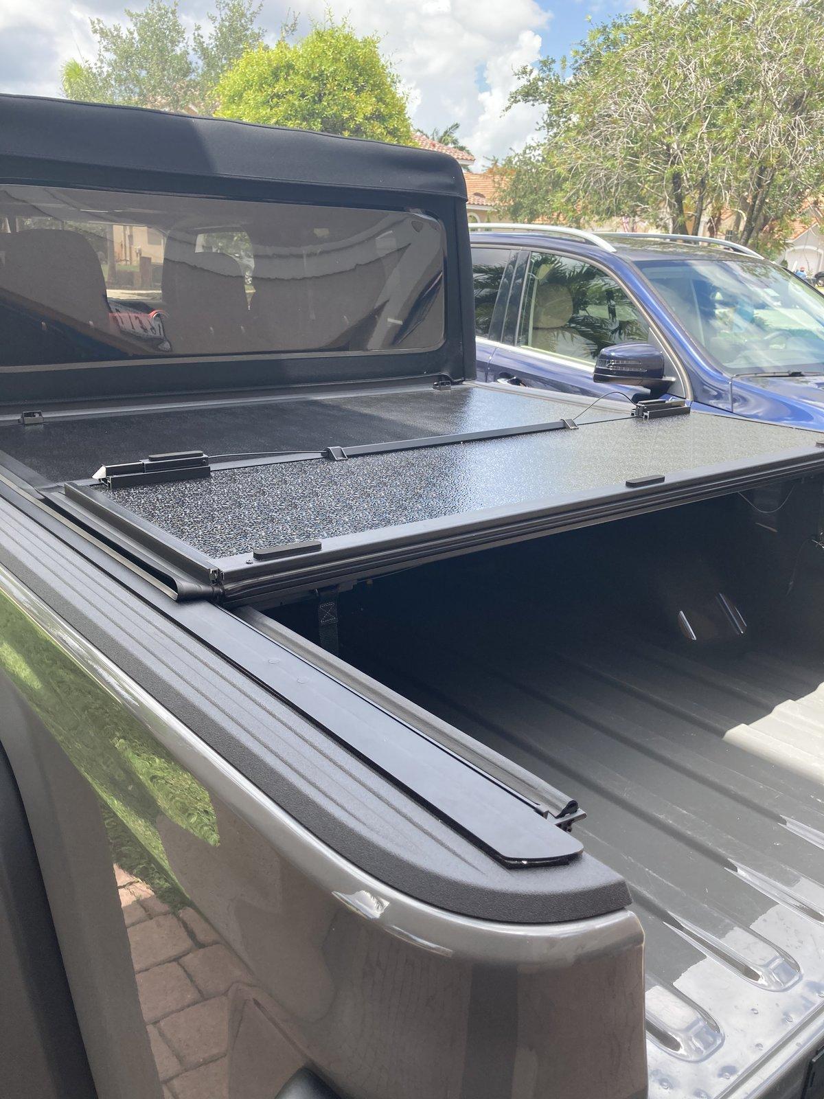 Jeep Gladiator Rough country hard bed cover. FAFAA798-79E6-45FB-9A4B-C4BEA8648E83