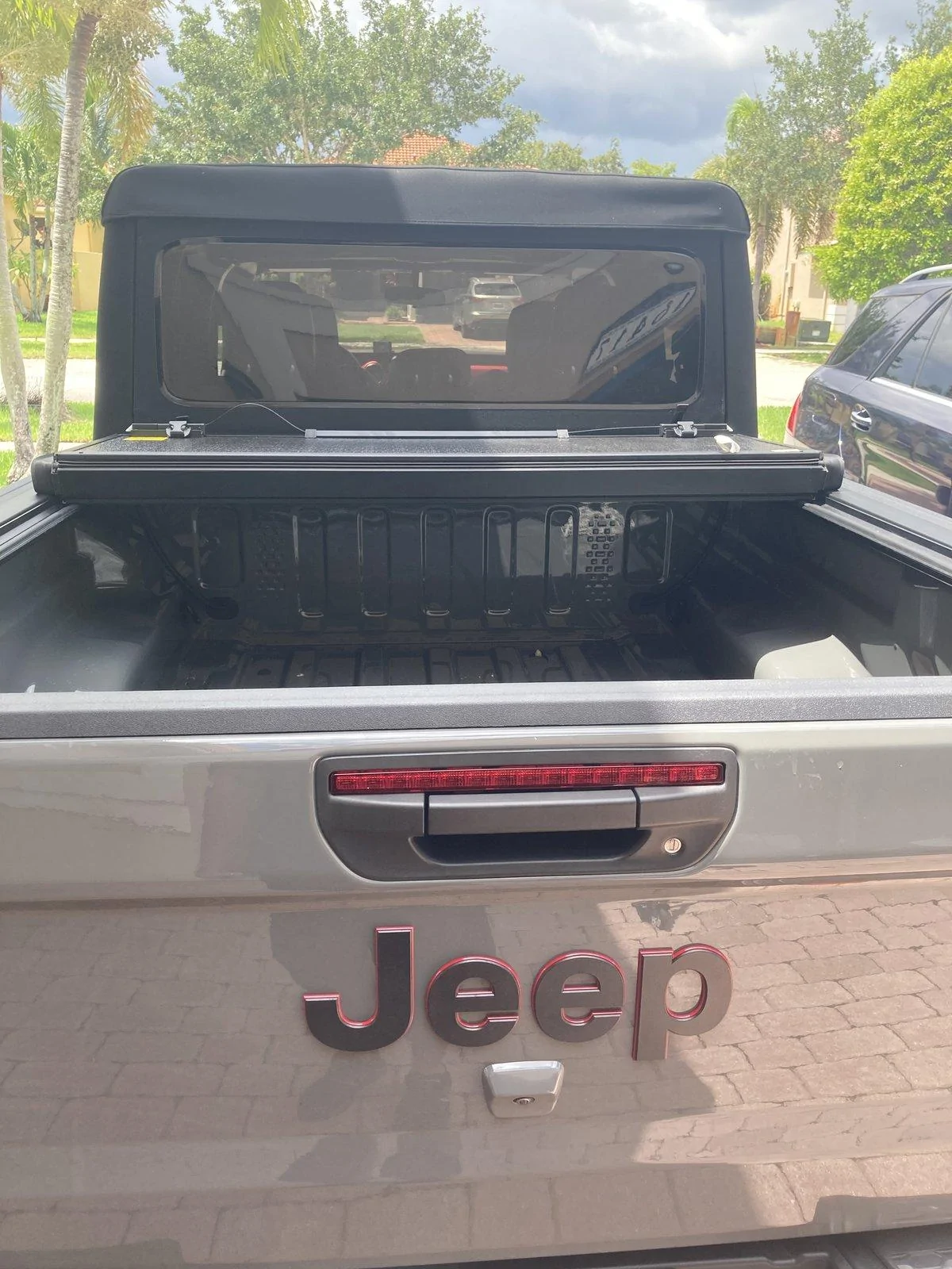 Jeep Gladiator Rough country hard bed cover. EF026EF4-6D46-4834-A4AF-5AB34D46DCE8