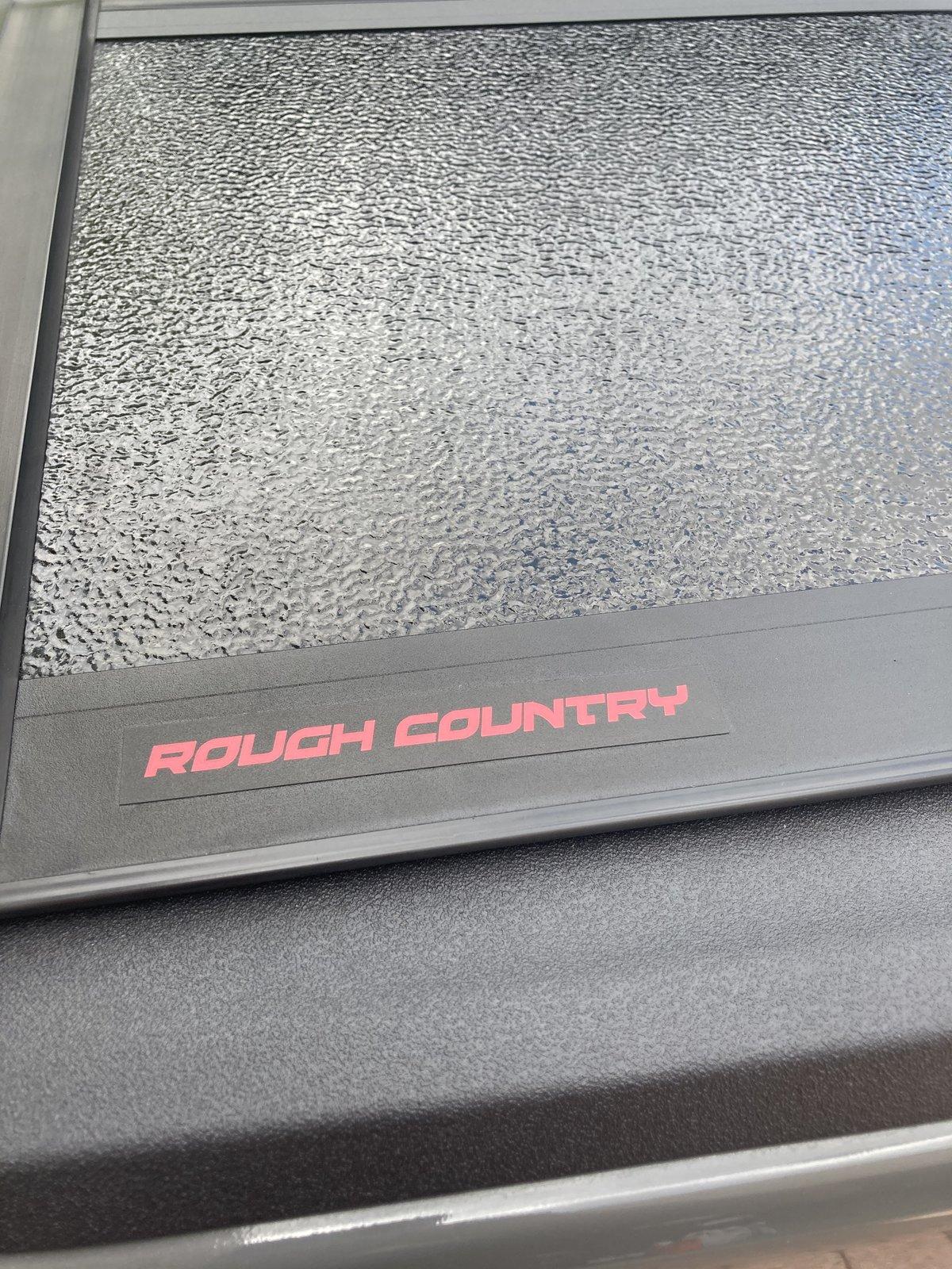 Jeep Gladiator Rough country hard bed cover. 43197554-9C76-4CA2-A803-F1C36FFFA2A7