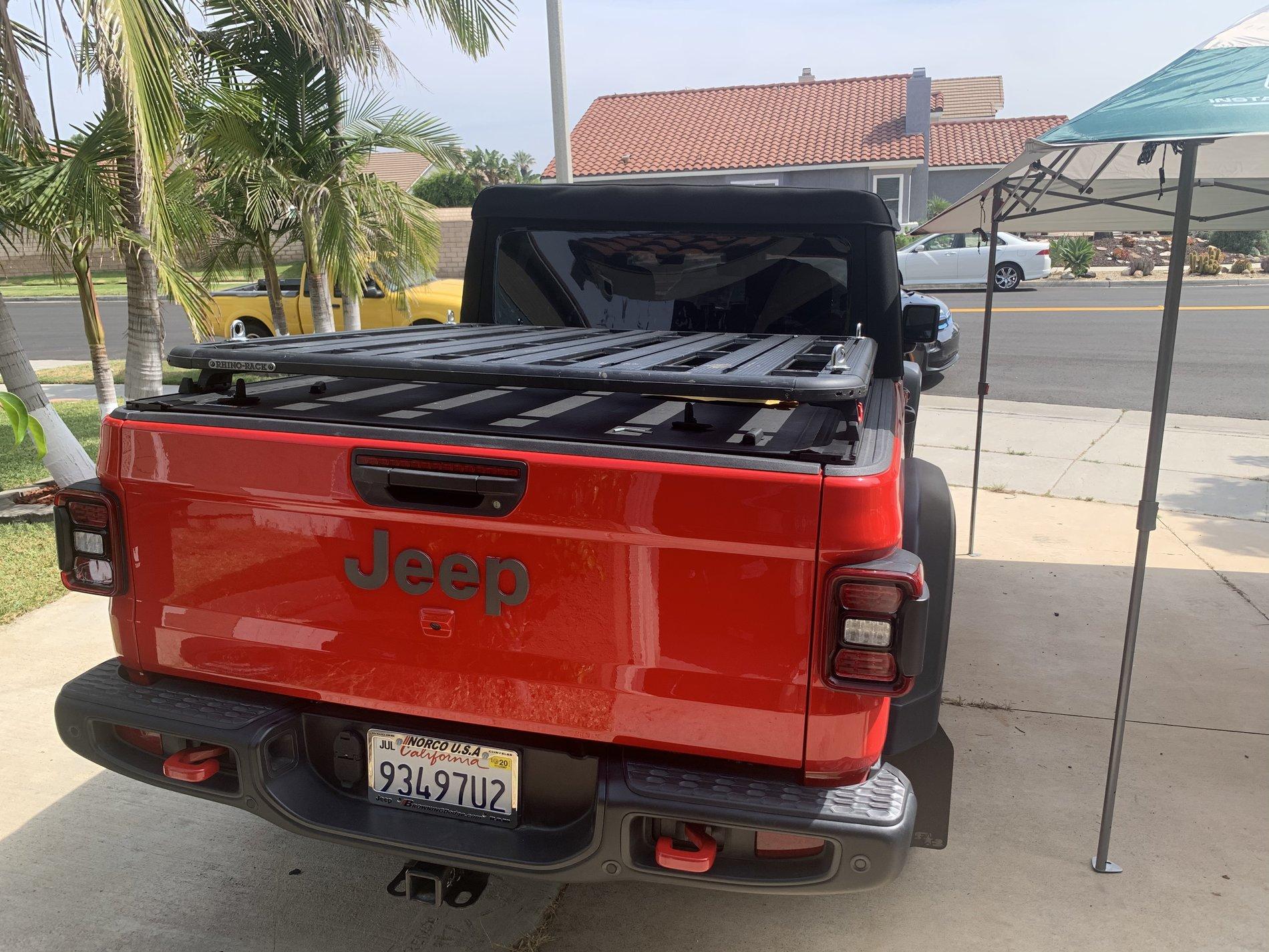 Jeep Gladiator Bed cover with rack 022A3A19-45B1-430D-9460-F91B6DDD1AF2
