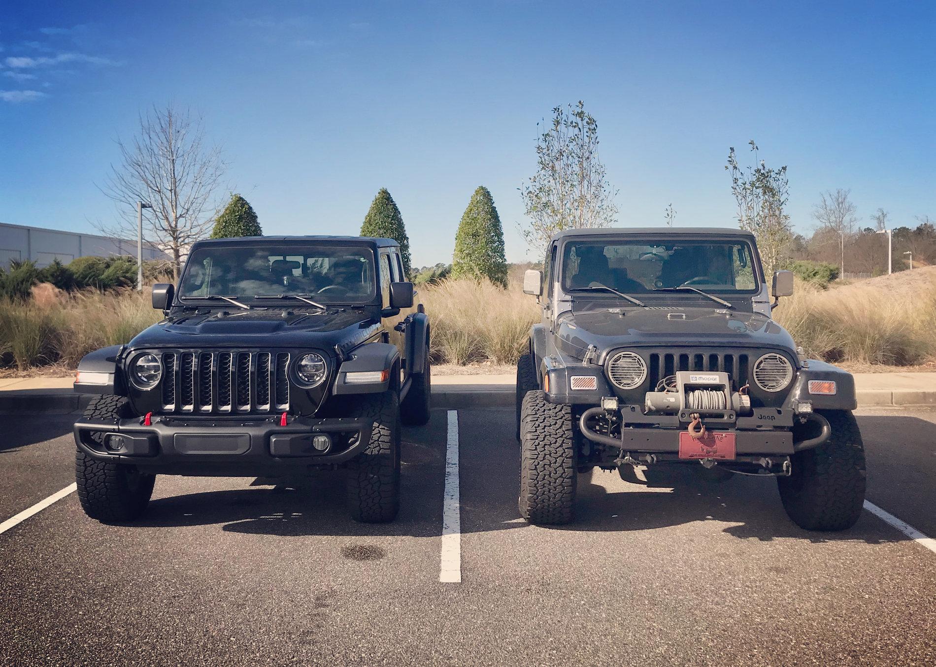 Jeep Gladiator Jeeps Parking Next To Jeeps 4644DAE2-8FC1-4CE9-A036-547511D46B8E