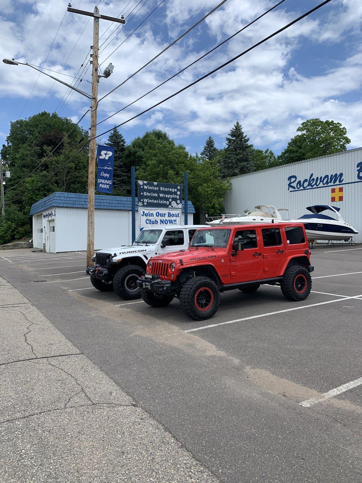 Jeep Gladiator Jeeps Parking Next To Jeeps 67EBBEC9-284E-4E3E-88F4-5C26AE4E979E