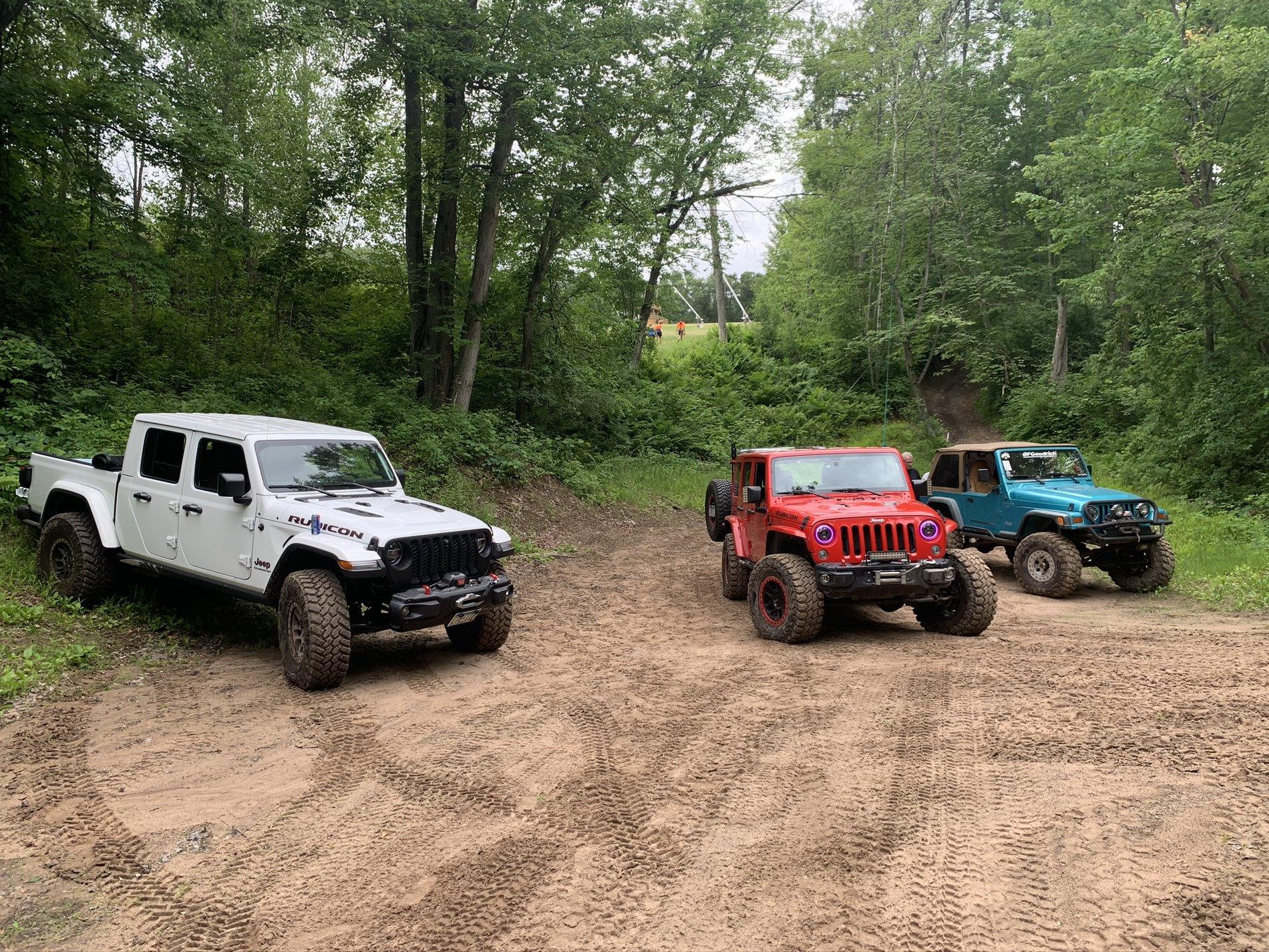 Jeep Gladiator Jeeps Parking Next To Jeeps B624D6DB-9808-4D29-BBA3-B6F3C588E45E