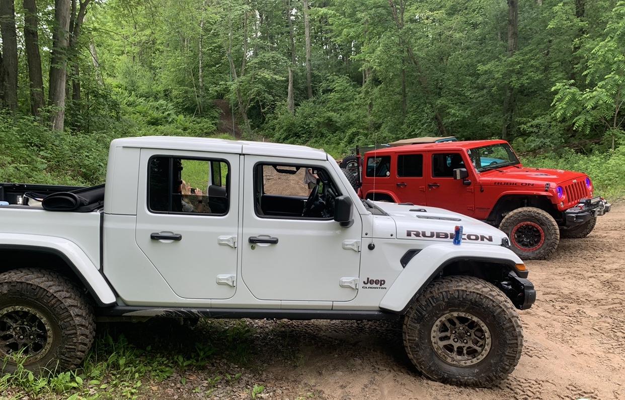 Jeep Gladiator Jeeps Parking Next To Jeeps 3F25F63A-7E54-4A9E-9322-4A3B1430FCA5