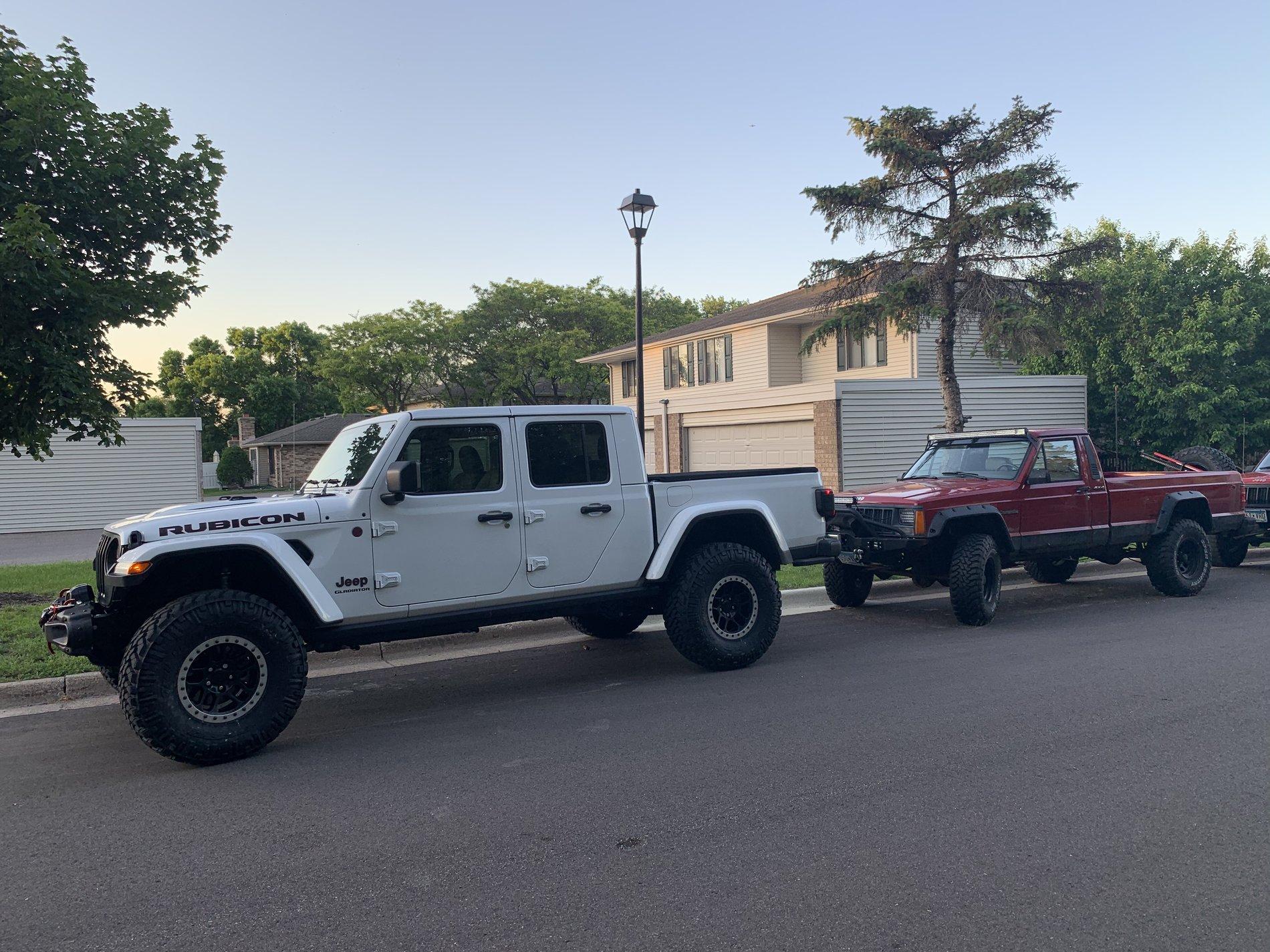 Jeep Gladiator Jeeps Parking Next To Jeeps 77D19B30-D0ED-41E8-A16C-5CBBC2CA61BE