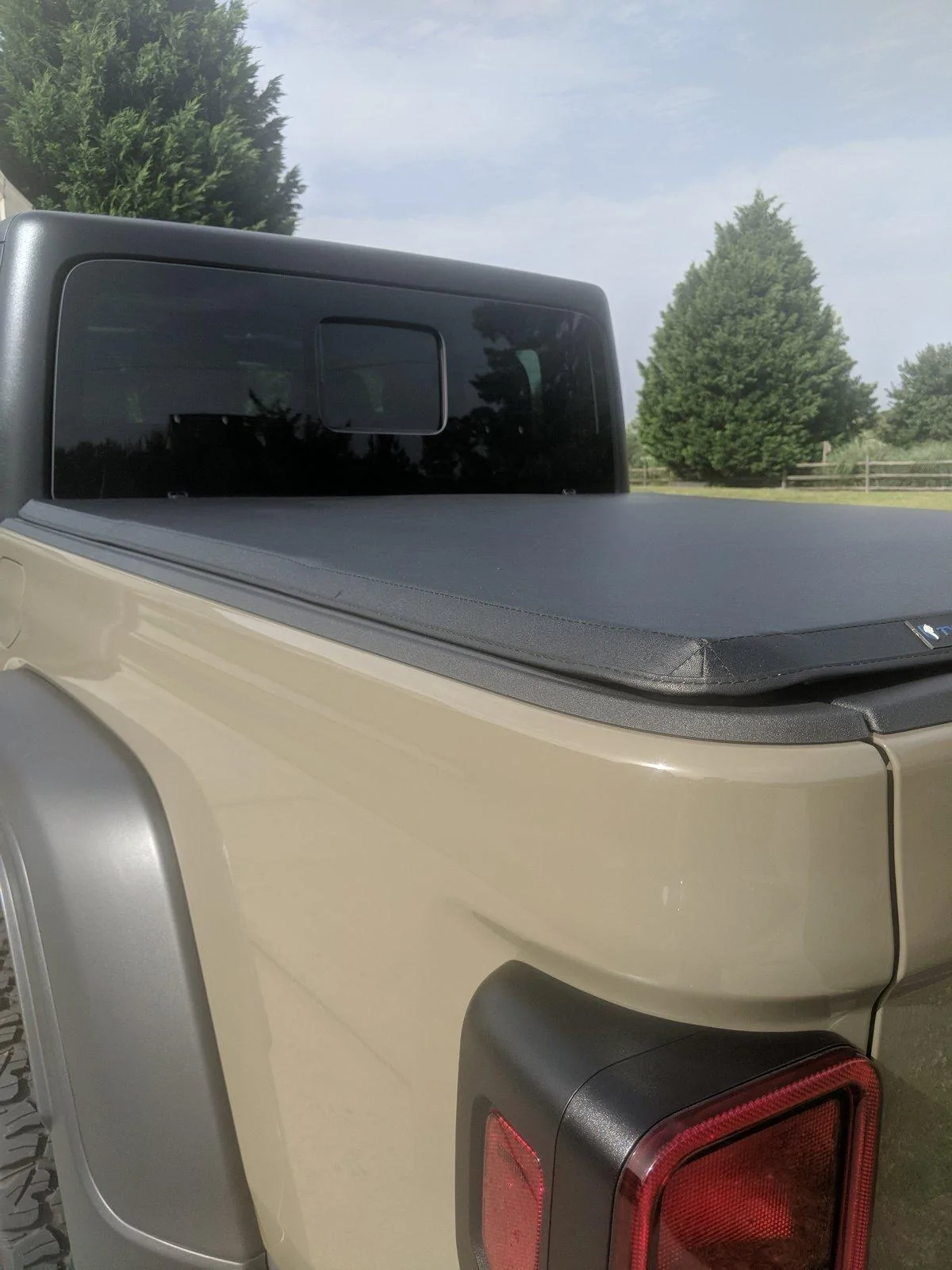 Jeep Gladiator Tonneau Cover Photos and Fit, I need help making a choice. 15932935538301797317998149066177