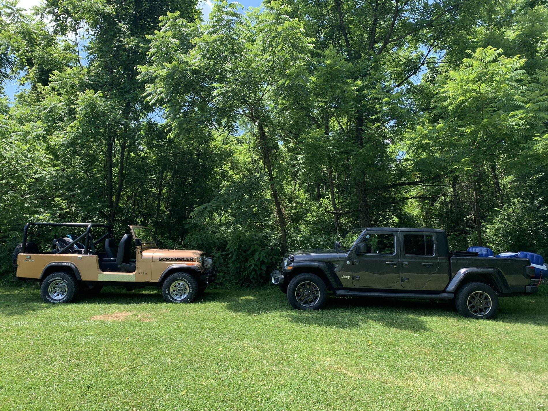 Jeep Gladiator Jeeps Parking Next To Jeeps 48990256-03B5-45CE-ACBF-0AD6338895C1