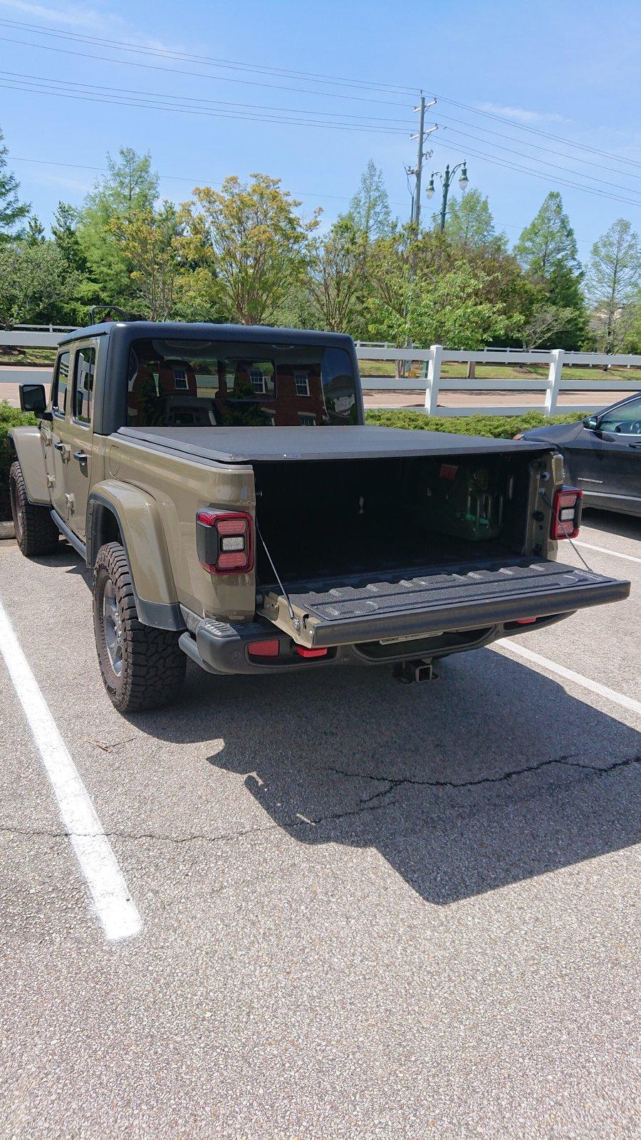 Jeep Gladiator Tonneau Cover Photos and Fit, I need help making a choice. DSC_0621.JPG