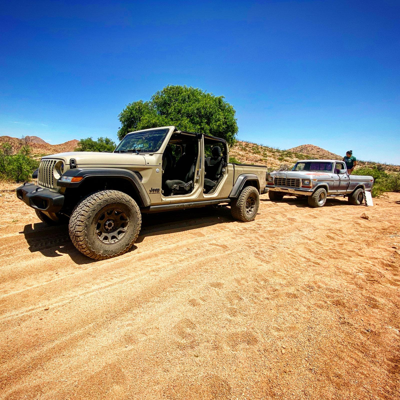 Jeep Gladiator My Gobi Tan Sport S 4D4CACAB-452B-4B5A-8274-CA0D5FDB8C79