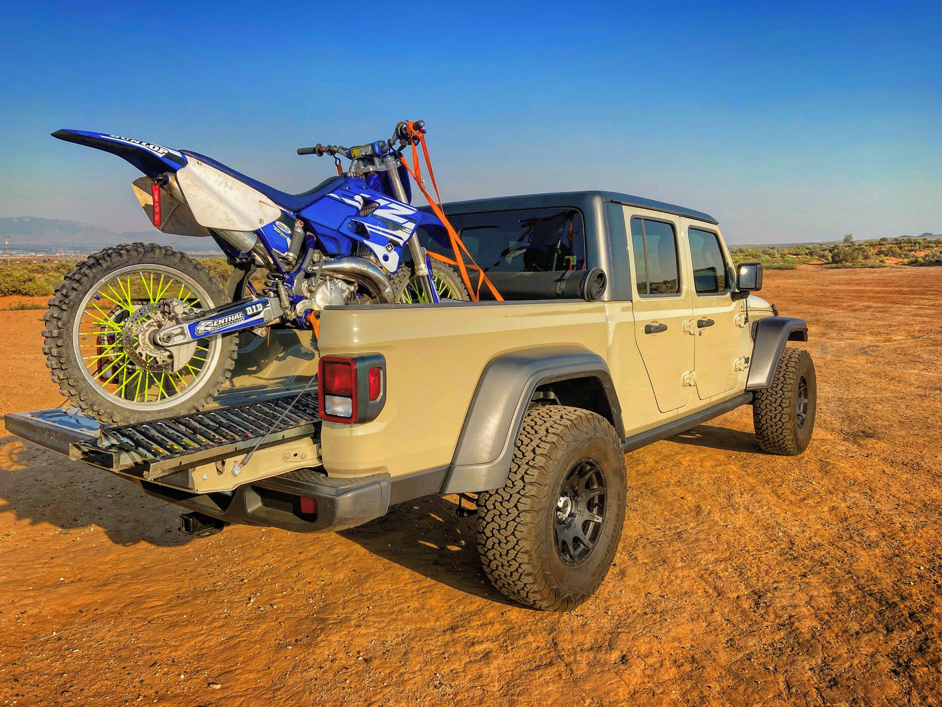 Jeep Gladiator My Gobi Tan Sport S 6341D675-D58E-45FB-B91F-2BA023209CF4