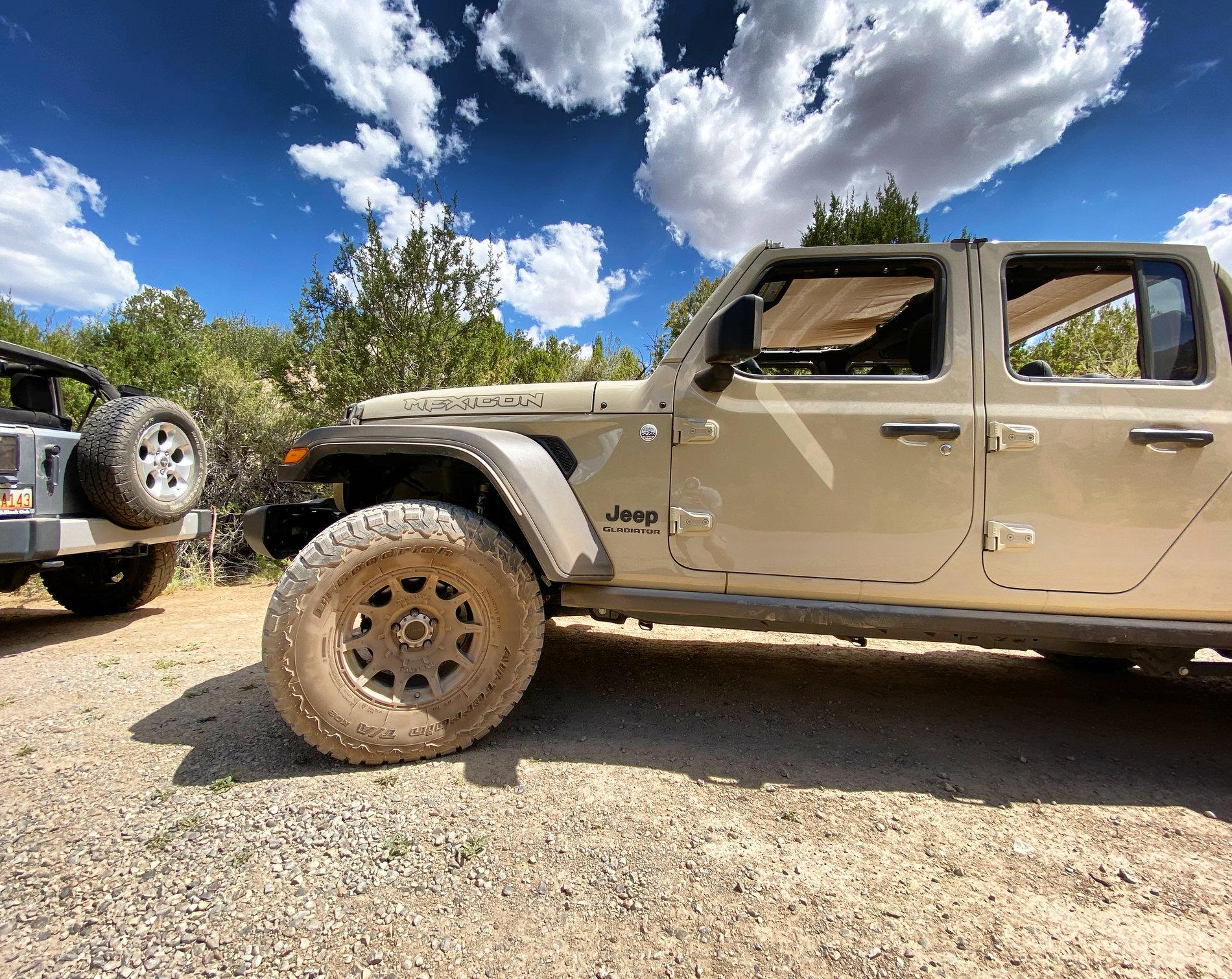 Jeep Gladiator My Gobi Tan Sport S 803D131A-2AA8-4714-85AF-507D9BD0304D