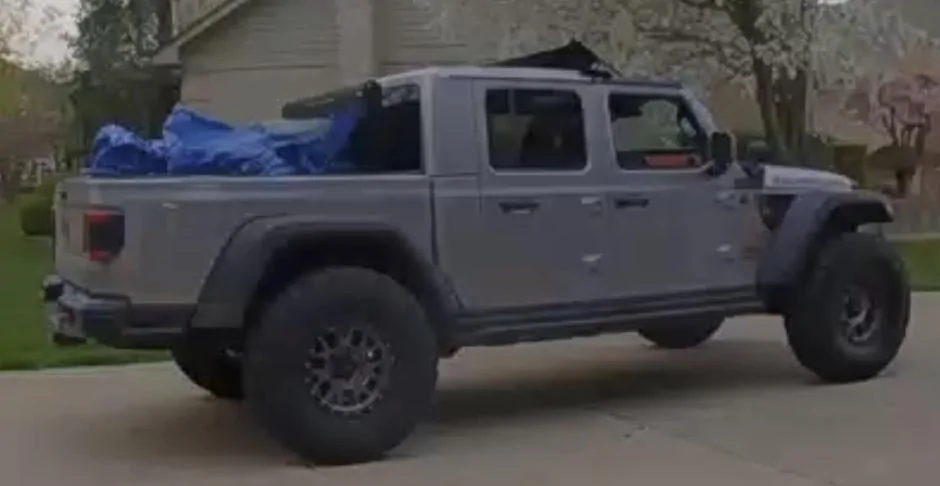 Jeep Gladiator Tonneau Cover Photos and Fit, I need help making a choice. 7978A557-A095-4AF5-9F8F-C3A7A9F0A33F