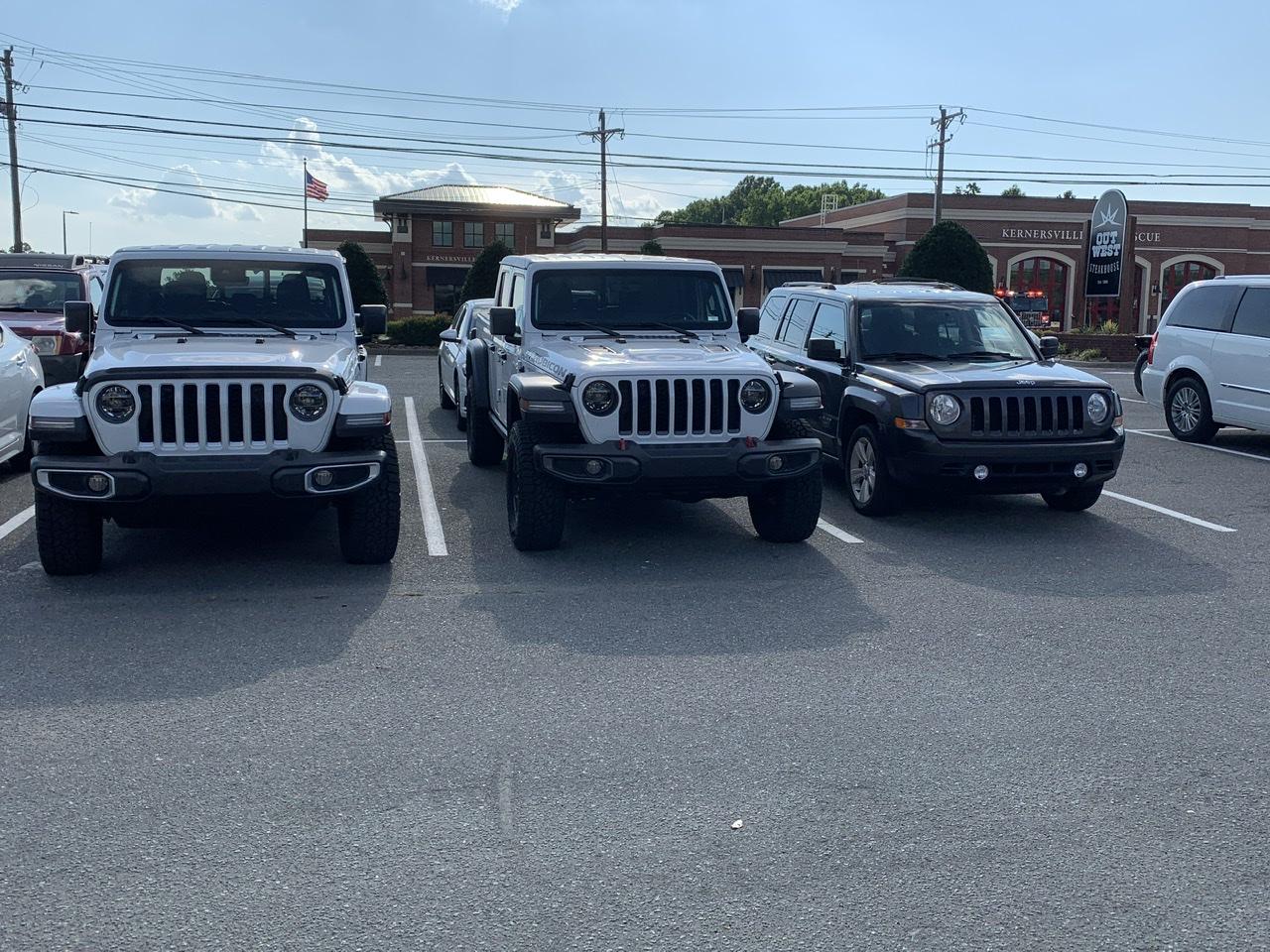 Jeep Gladiator Jeeps Parking Next To Jeeps FBD7FB54-919B-49FB-AB86-2CED2CA0E7D0