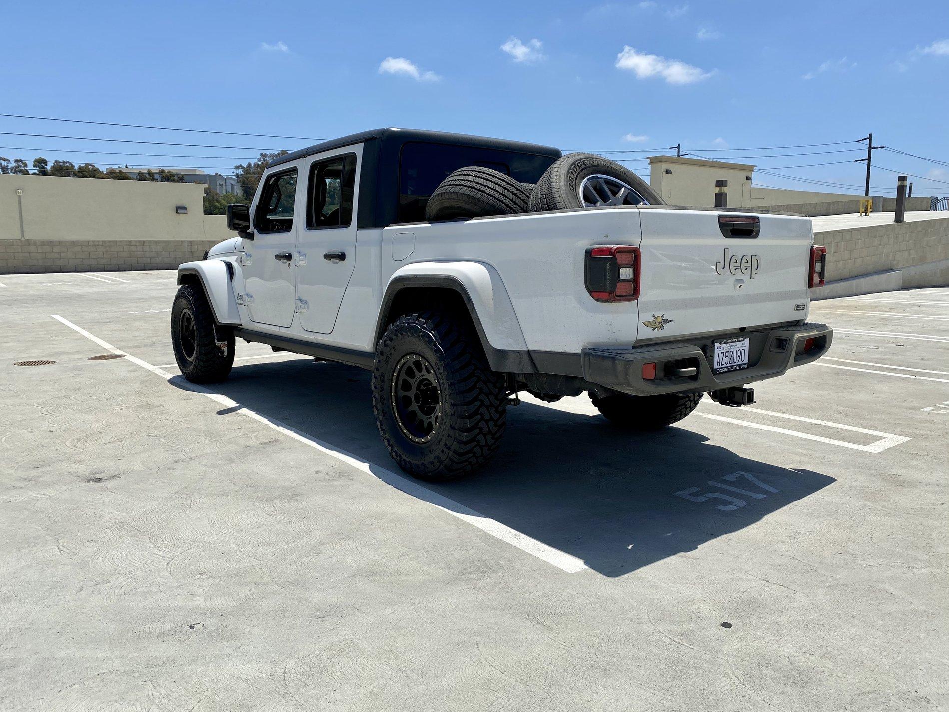 Jeep Gladiator bigger tires on unlifted Sport S 51007FA9-03F4-4B80-AB13-8C2F539464A8