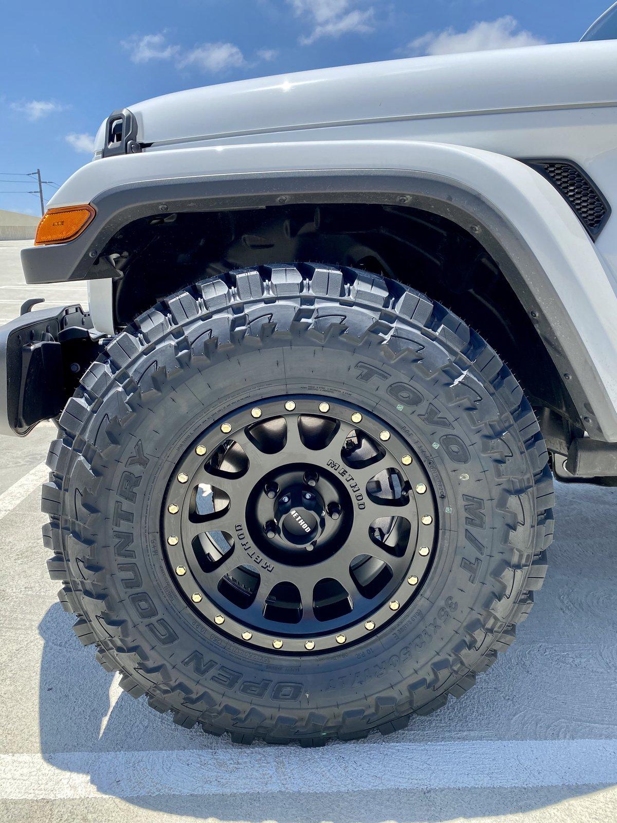 Jeep Gladiator bigger tires on unlifted Sport S 412D4A90-69C9-4ADE-B49C-A997D9A1996C