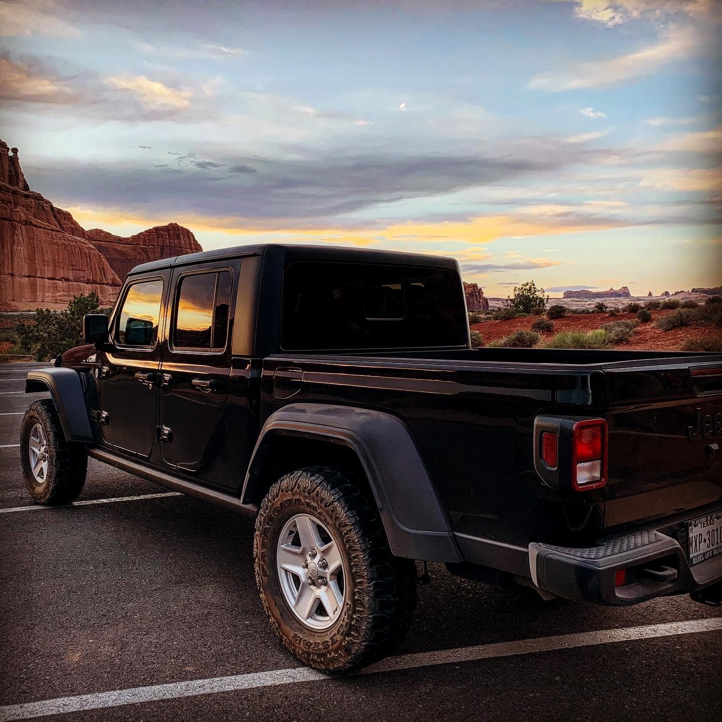 Jeep Gladiator BLACK Gladiator JT Club 21B37755-CB32-43A5-A676-7CD6F4FBE01D