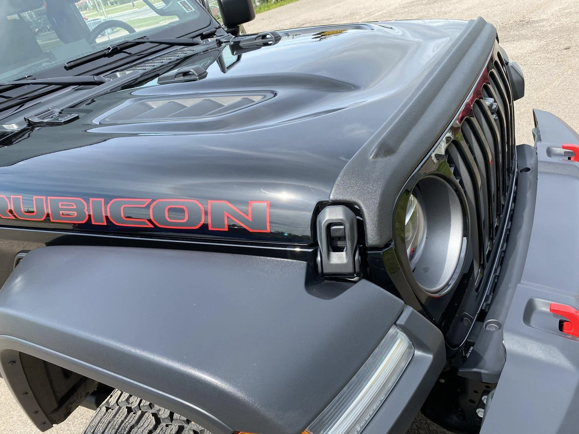 Jeep Gladiator Does a bug deflector work ? IMG_0916