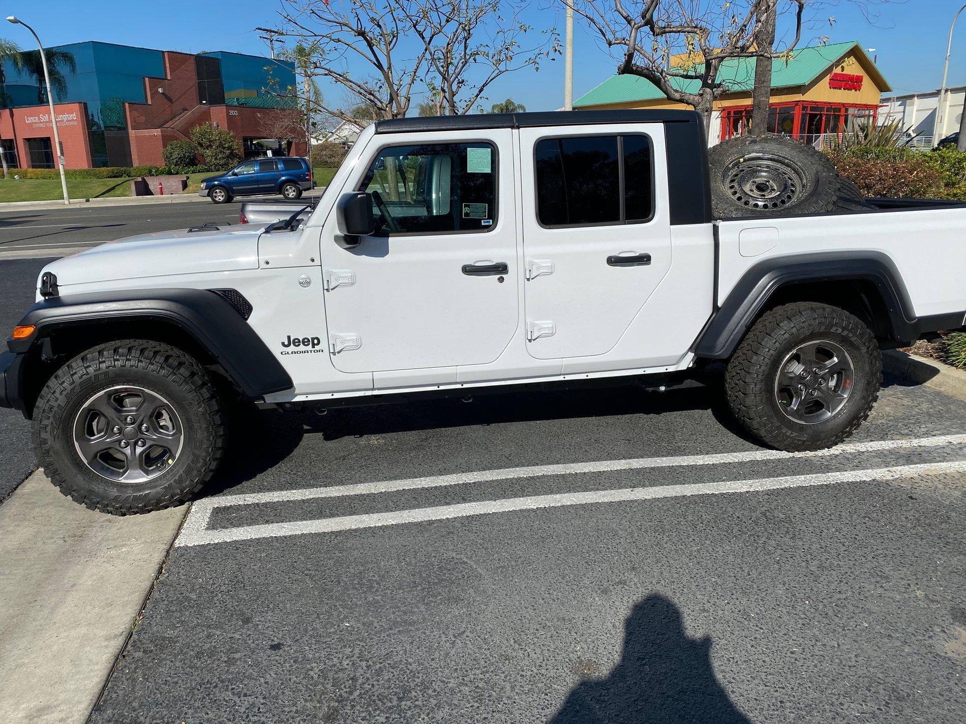 Jeep Gladiator Anyone got pictures or thoughts on 2.5” lift with 33” tires? IMG_0666
