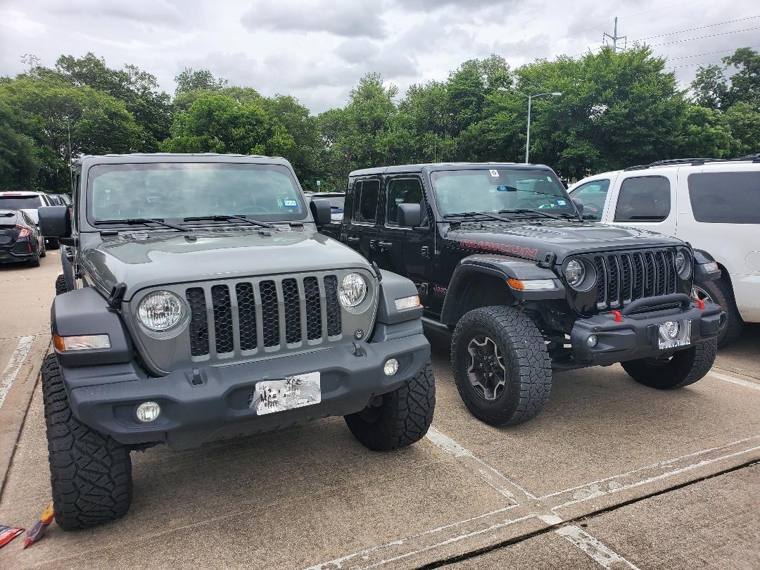 Jeep Gladiator Jeeps Parking Next To Jeeps jeeps