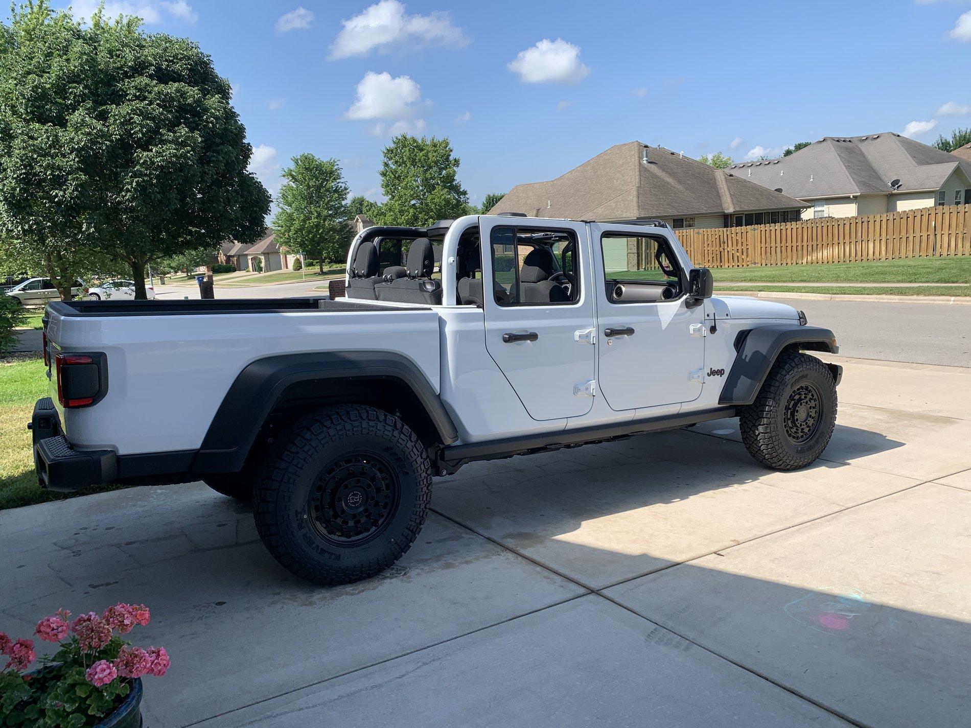 Jeep Gladiator Bunchahoopla White Sport Build 8E29B9B5-E83F-4B2C-BA7C-CC7EF8431A8E