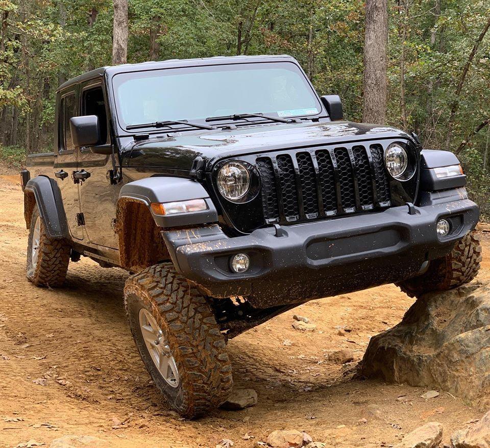 Jeep Gladiator Pros and Cons of Mopar 2.5" lift vs other brands? 72438501_10157705443706983_853959529895821312_o