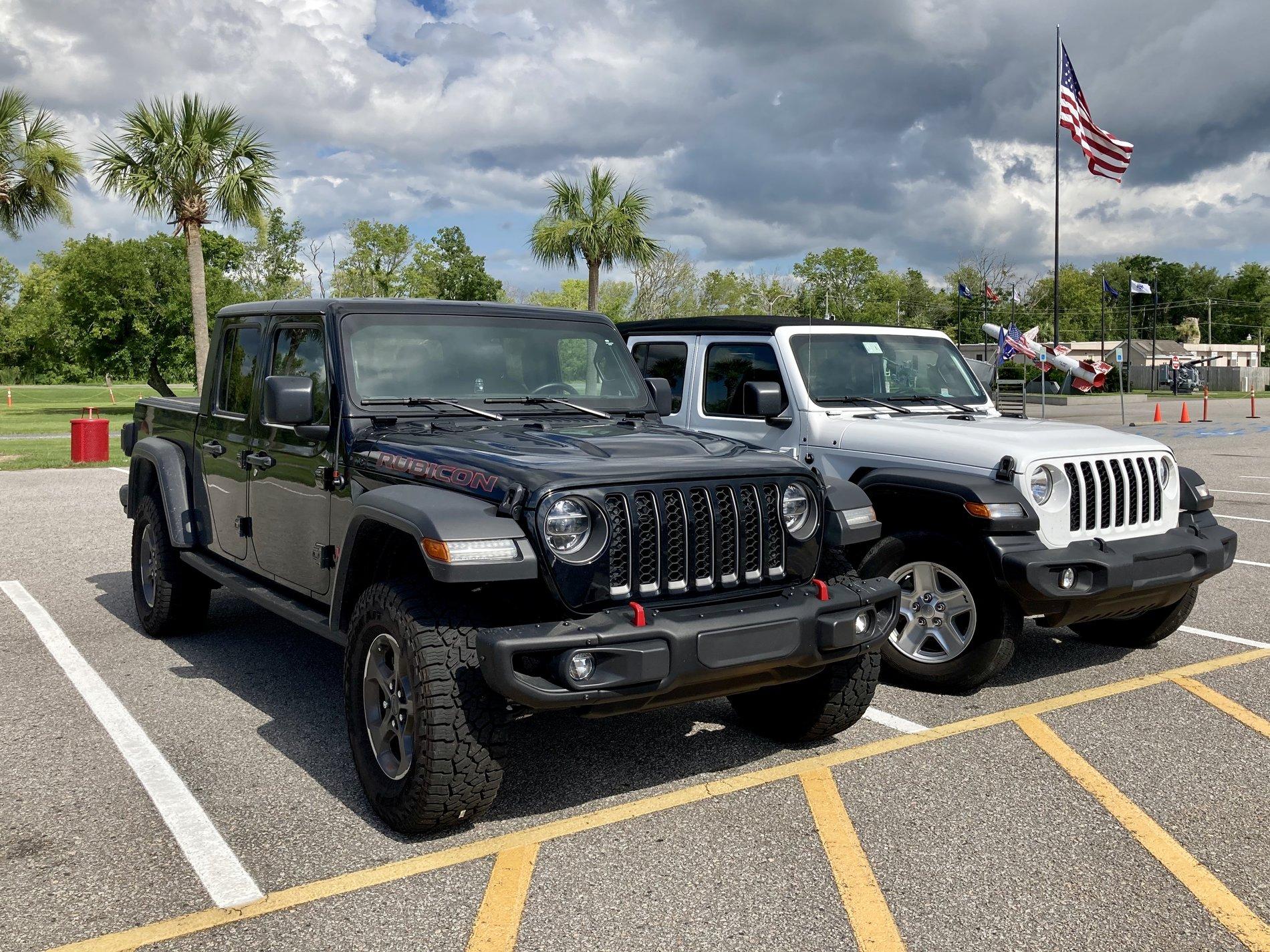 Jeep Gladiator Jeeps Parking Next To Jeeps 30ABC643-EE1B-409F-B077-27D9D7DDE141