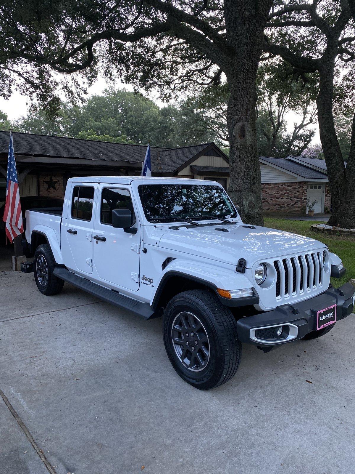 Jeep Gladiator BRIGHT WHITE Gladiator JT Club 34F241EA-EB28-423B-AD37-BC4047493119