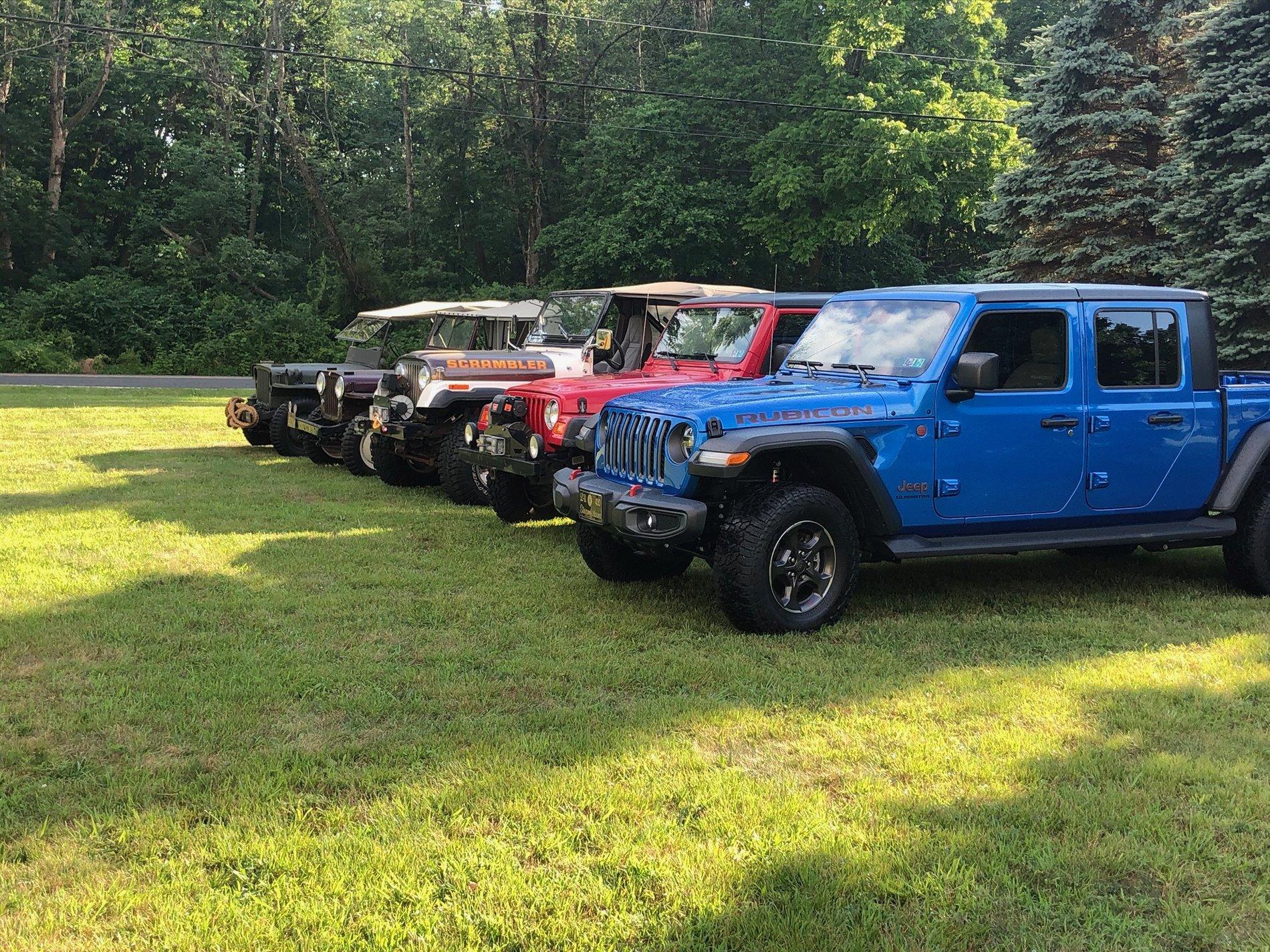 Jeep Gladiator Jeeps Parking Next To Jeeps 702B0C45-64CA-442B-A60A-27249CF44F07.JPG