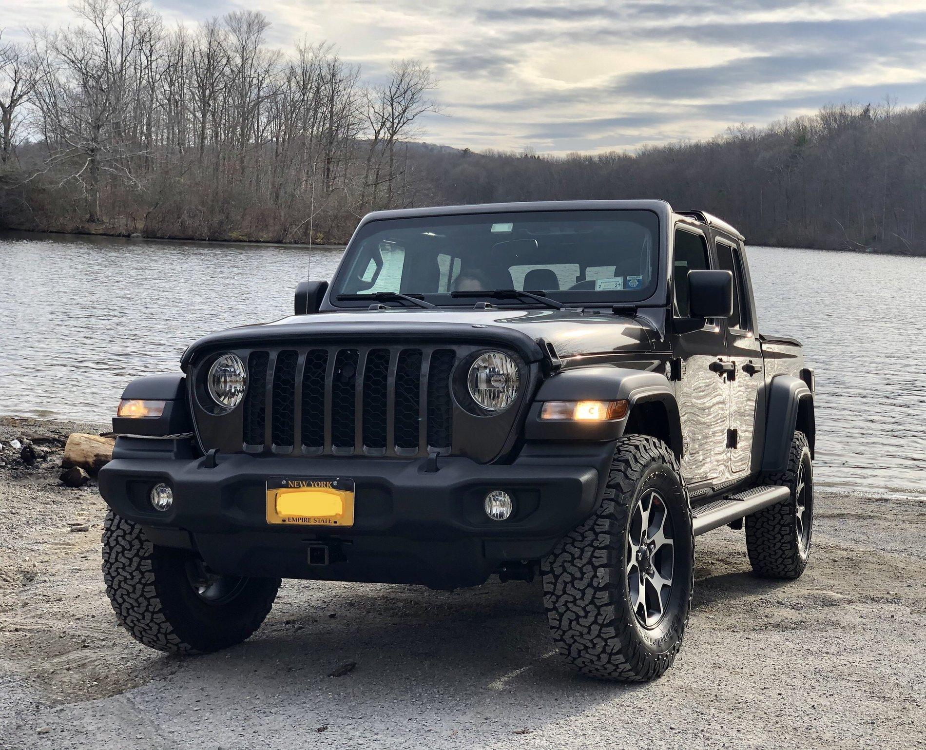 Jeep Gladiator Rubicon OEM Rims & Falken Tires on Sport S 38EF7FD1-B118-41CB-8608-FAD56E9C35ED