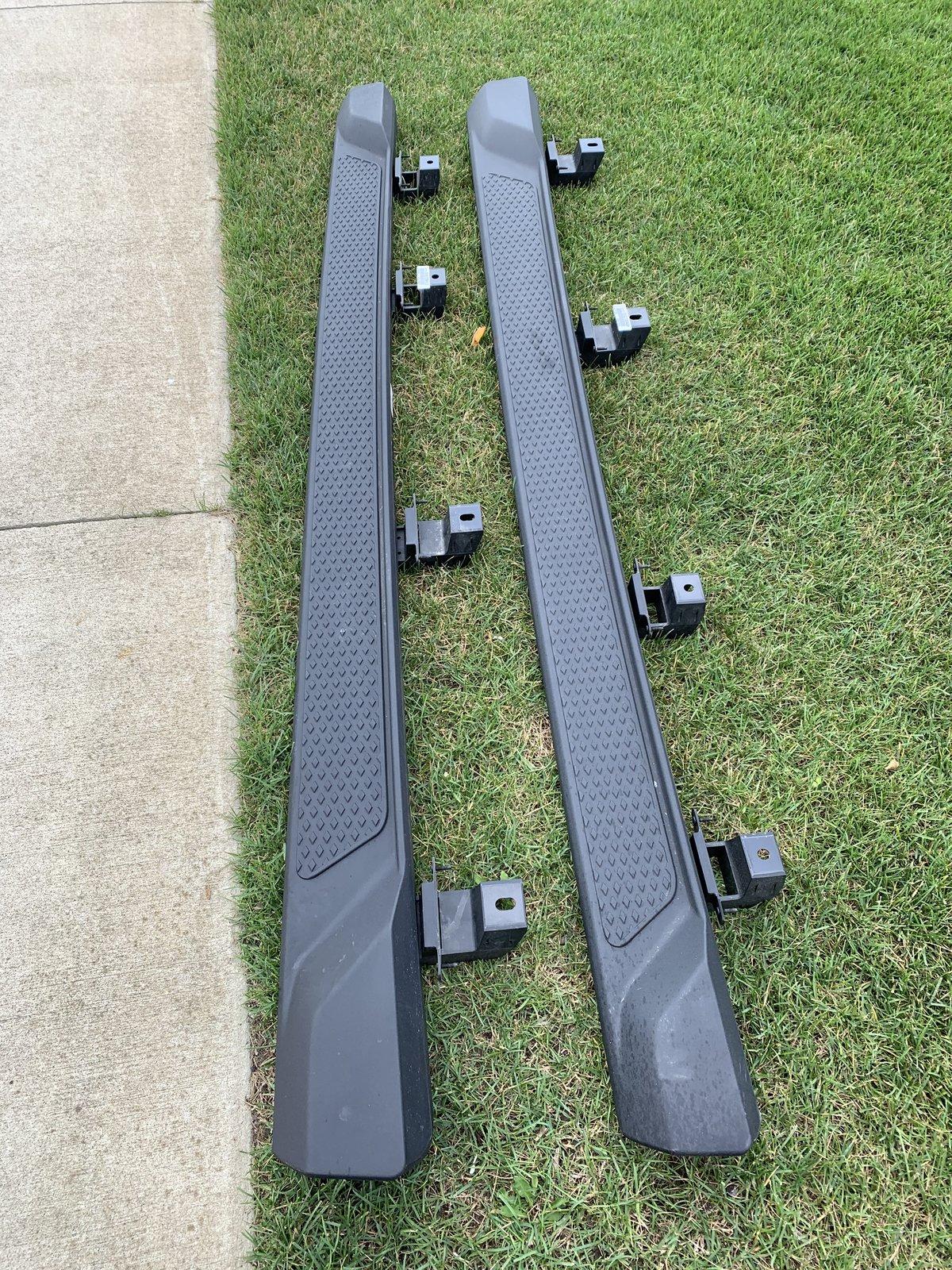 Jeep Gladiator Gladiator Side Steps - New Take Offs 16EA31CF-52D8-4E7E-A473-48EEB875D79F