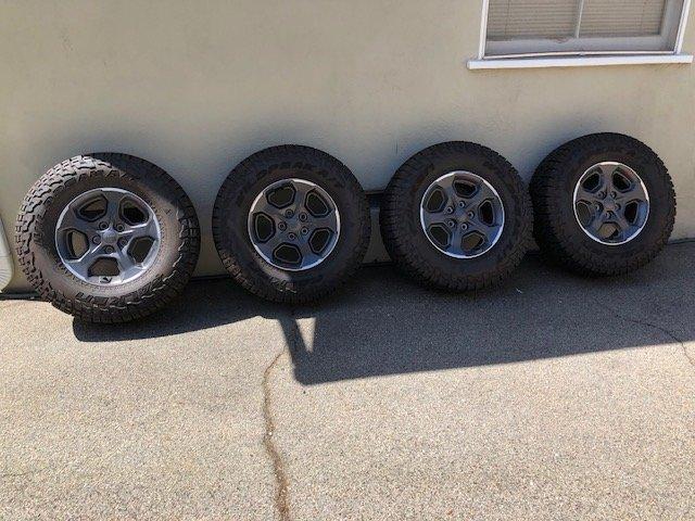 Jeep Gladiator JTR Wheels / AT Tires / TPMS / Lugs / Spare Wheel_1