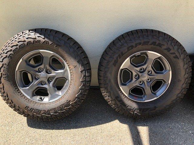 Jeep Gladiator JTR Wheels / AT Tires / TPMS / Lugs / Spare Wheel_2