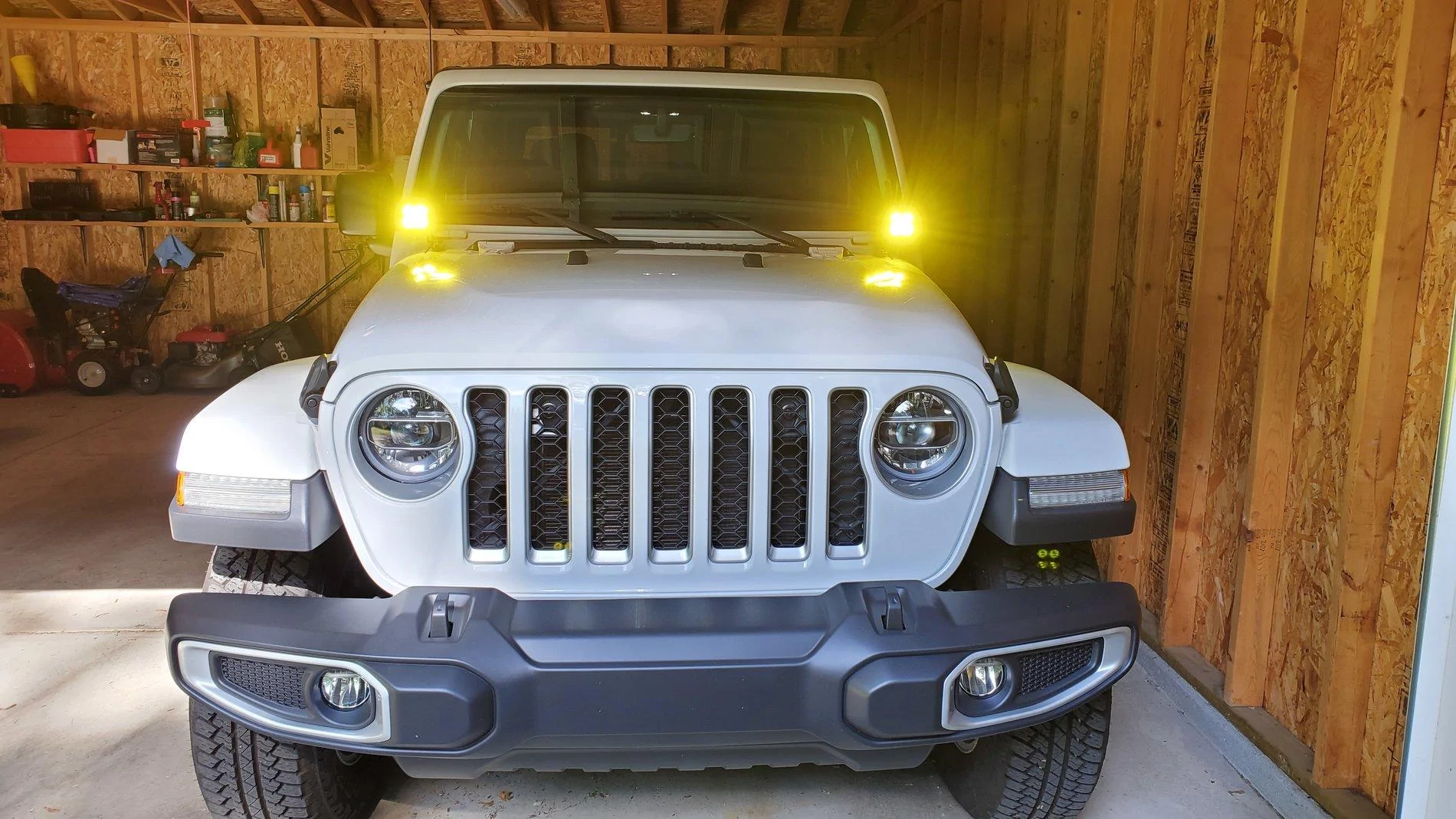 Jeep Gladiator Do you get hood glare from cowl lights? 20200625_173747