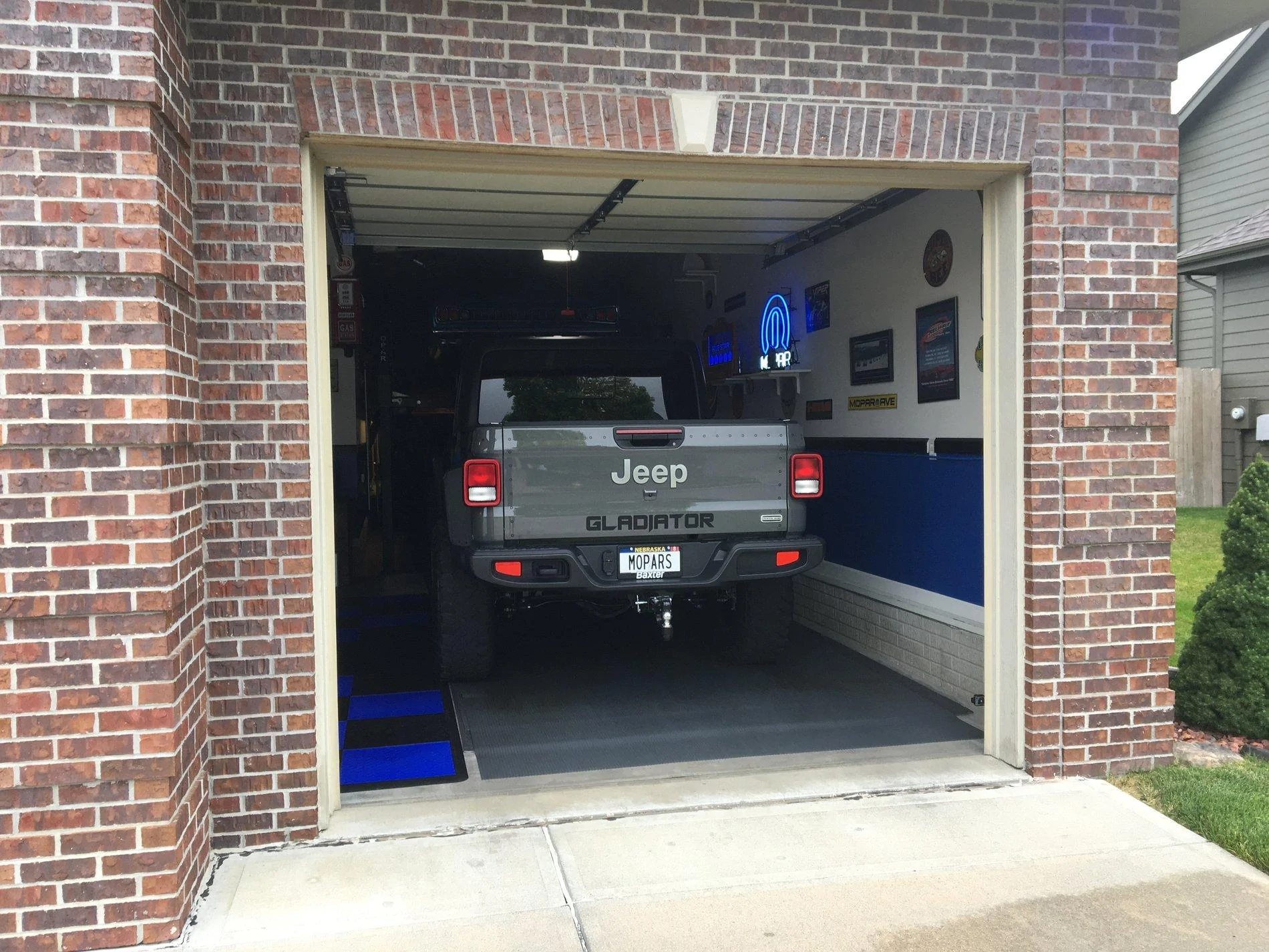 Jeep Gladiator Photo challenge.. Show me your Gladiator in your garage. IMG_2915[1]