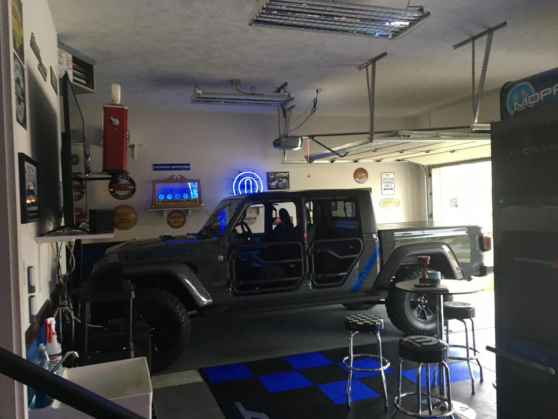 Jeep Gladiator Photo challenge.. Show me your Gladiator in your garage. IMG_2917[1]