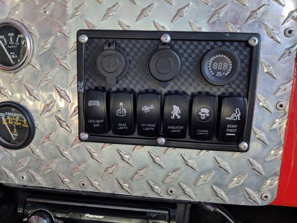 Jeep Gladiator Under seat storage capacity. . . 00O0O_hm45kxhKbGH_600x450