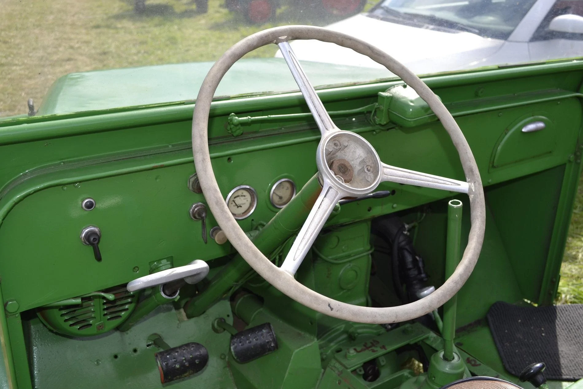 Jeep Gladiator Jeep Towing + Manual Transmission = HUGE DISSAPOINTMENT Vintage_Off-road_vehicle_steering_wheel