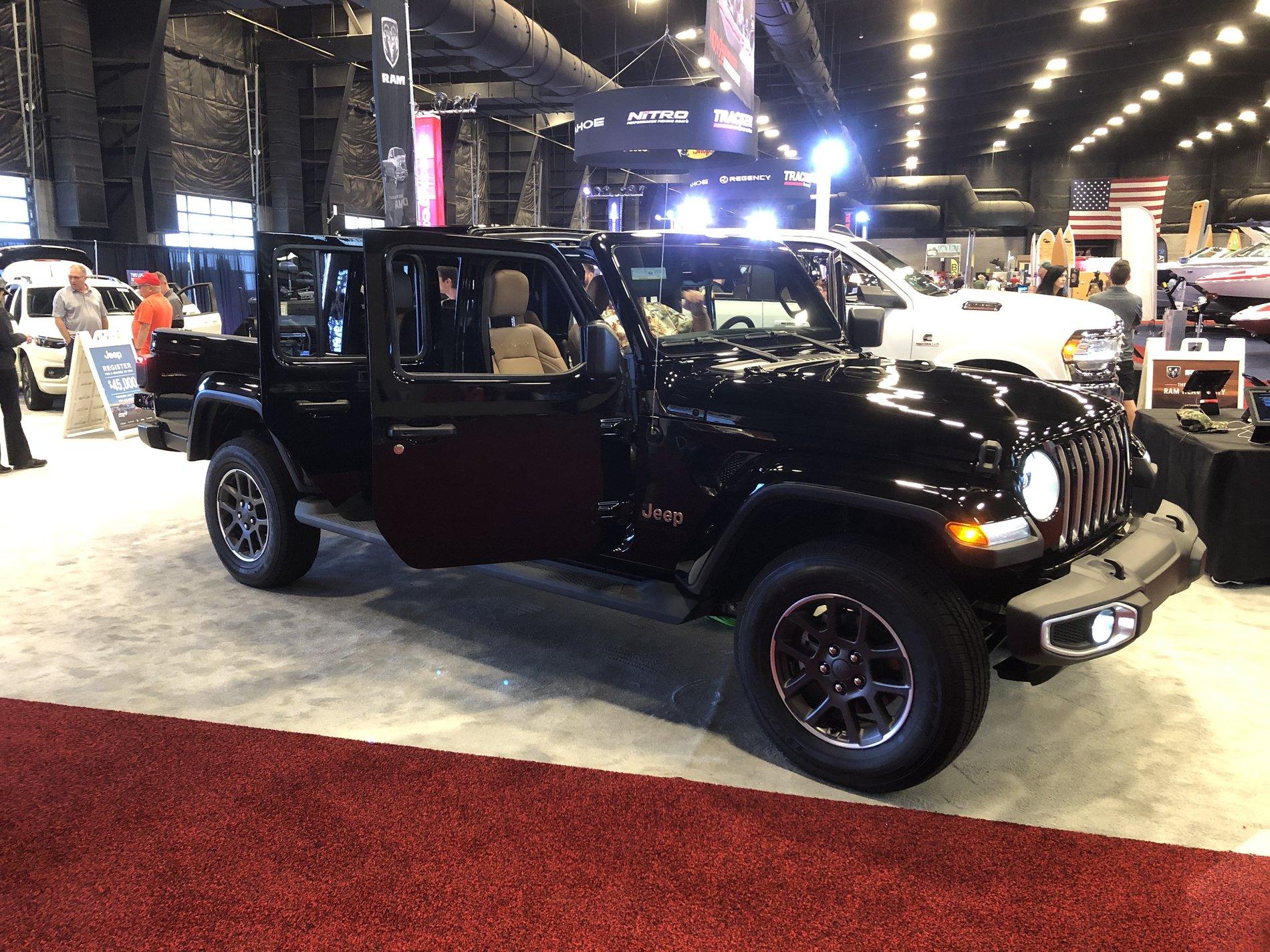Jeep Gladiator Gladiator at Scottsdale expo show thoroughly examined & photographed 2C2F46CB-3850-4C1B-B8F2-18B45A8FA437