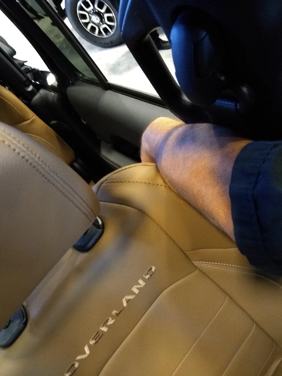 Jeep Gladiator First look at Saddle interior in a Rubicon Jeep gladiator saddle brown interior2