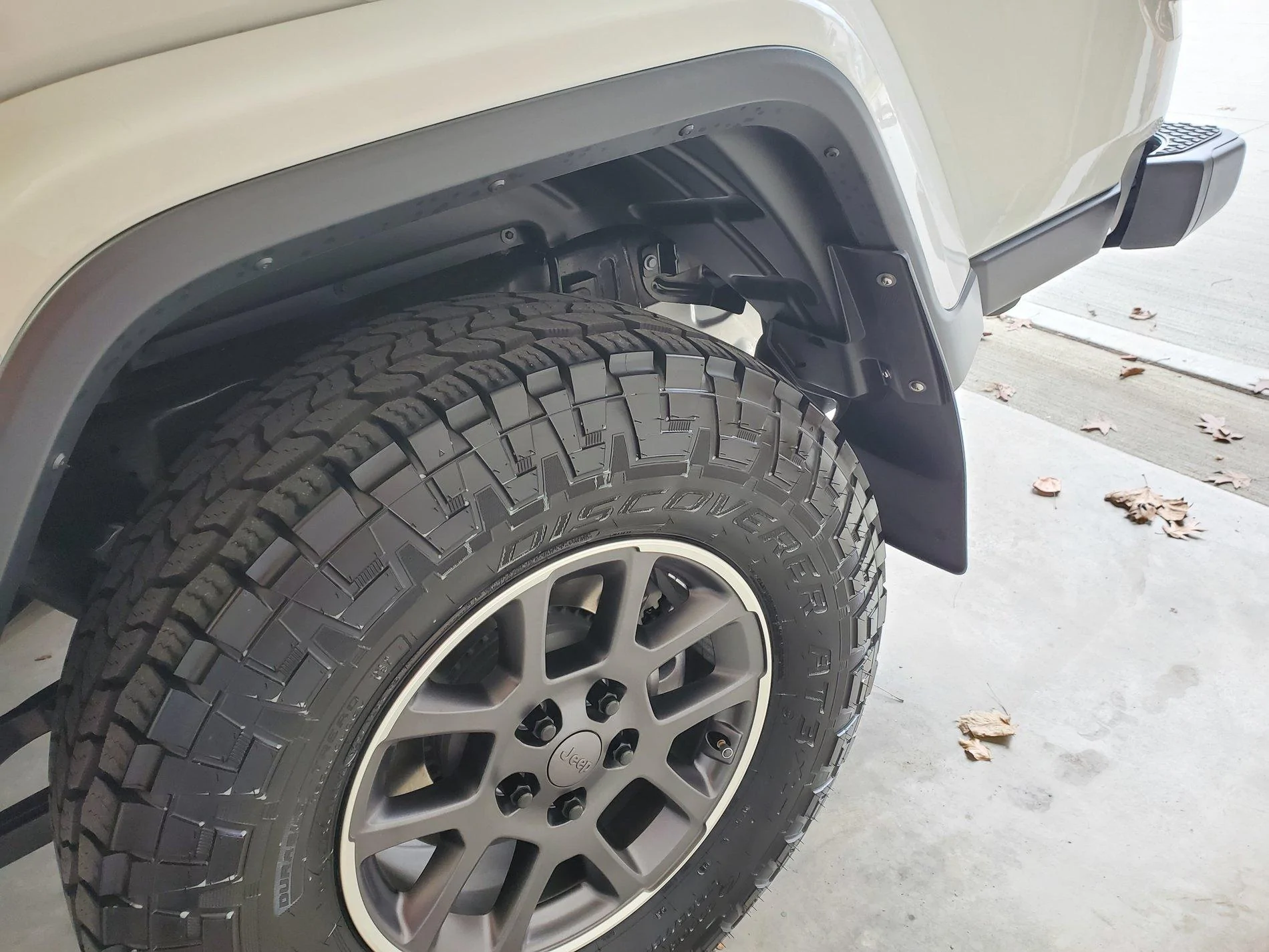 Jeep Gladiator Mud flaps that don't require require trimming flares or drilling? 20200116_121449
