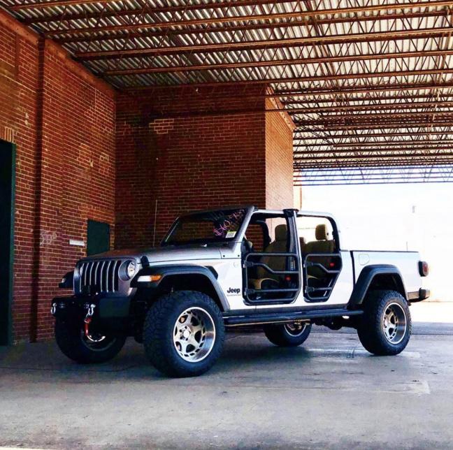 Jeep Gladiator Any ideas which brand this is? 0F7534F6-2ADE-4B14-BC4D-155176924FF5