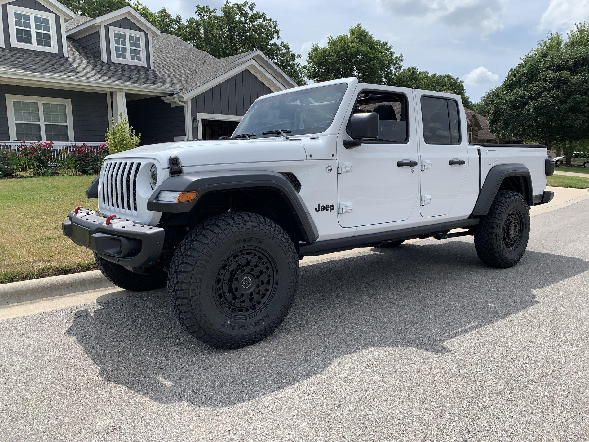 Jeep Gladiator Bunchahoopla White Sport Build D661EBB5-951B-42AE-919B-9F174B8DDF16
