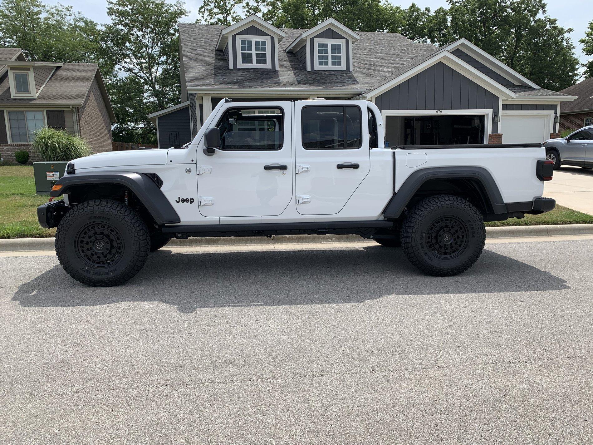Jeep Gladiator Bunchahoopla White Sport Build B9C13572-13C7-4AF6-979E-48A5B4540938