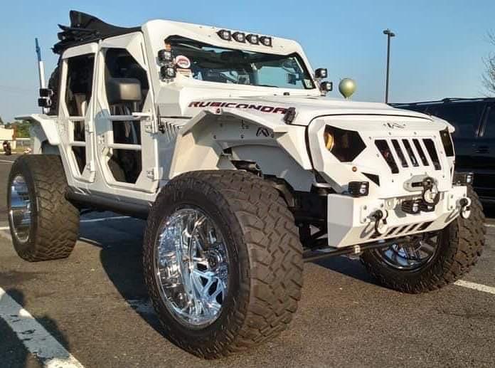Jeep Gladiator Because the regular frowny-clown grills aren't bad enough, there's this abomination IMG_0420