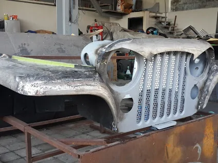 Jeep Gladiator Because the regular frowny-clown grills aren't bad enough, there's this abomination 2015-09-21 12.17.14