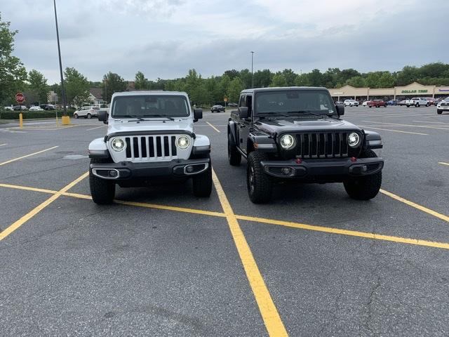 Jeep Gladiator Jeeps Parking Next To Jeeps EA895DC0-553C-4AE7-81E0-C0054810838D