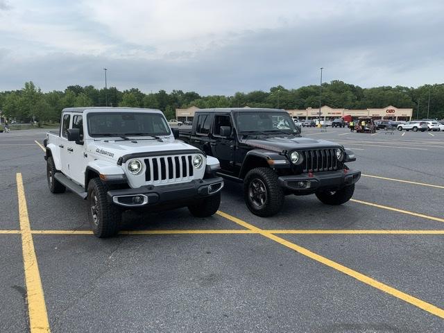 Jeep Gladiator Jeeps Parking Next To Jeeps 1610E9E0-FA2D-45A0-A1A3-C728A9A12645